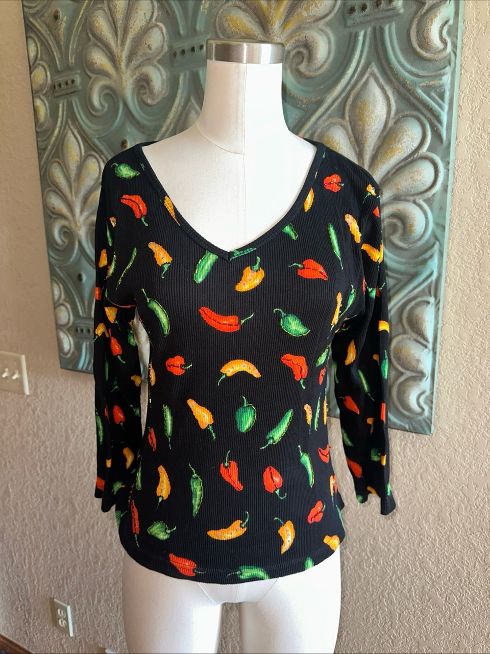 Don’t Mess With Texas Womens L Chili Pepper Print Ribbed V Neck Top Black